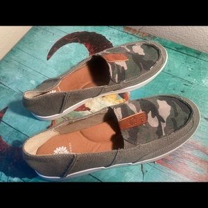 Yellow Box oleviah camo army slip ons womens 8.5